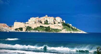 Klimatisiertes 93 mÂČ groĂes Apartment fĂŒr 6 Personen mit Blick auf die Bucht von Calvi, die Zitadelle und die Berge.