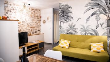 Una televisión, un reproductor de DVD, un reproductor estéreo