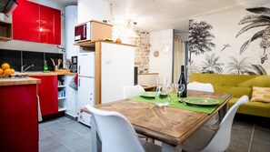 Fridge, microwave, oven, stovetop - Superb apartment (3pers) air-conditioned, quiet, ideal location in town center (Nîmes)