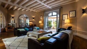 Televisie, een open haard en een stereo