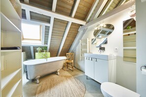 Tina, secadora de cabello, toallas, papel de baño 