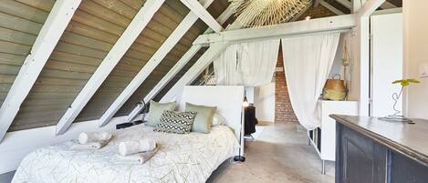 3 slaapkamers, een strijkplank/strijkijzer, gratis wifi, beddengoed