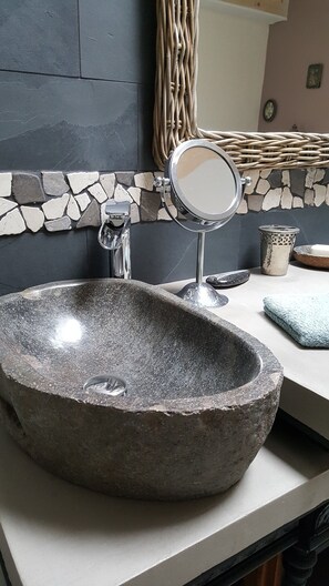 Een douche, een haardroger, handdoeken, zeep