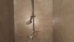 Douche, séchoir à cheveux, serviettes fournies, savon