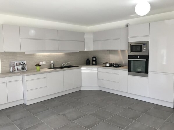 Geladeira, micro-ondas, fogão, cooktop