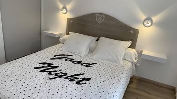 2 habitaciones, escritorio, tabla de planchar con plancha y wifi gratis