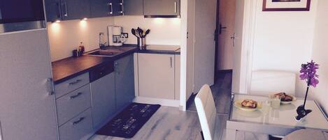 Réfrigérateur, micro-ondes, four, plaque de cuisson