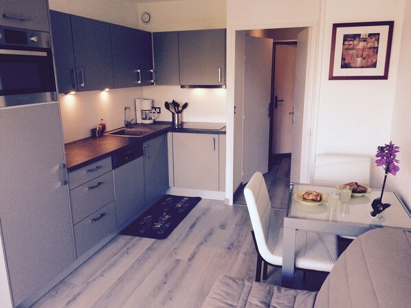 Coffee/tea maker, fridge, microwave, oven