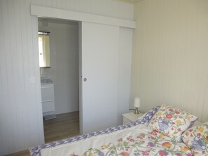 2 bedrooms, iron/ironing board, WiFi