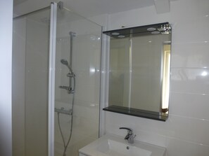 Douche, sèche-cheveux