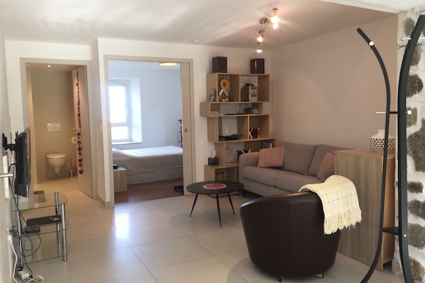 Salon et vue sur chambre et salle de bain