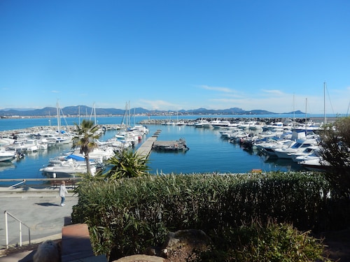 ST AYGULF, 2 rooms 39 M2, between TOWN CENTER and SEA (150m) WIFI AIR CONDITIONING