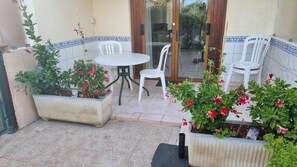 Outdoor dining - ST AYGULF, 2 rooms 39 M2, between TOWN CENTER and SEA (150m) WIFI AIR CONDITIONING (Fréjus)