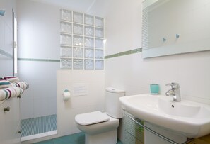 Doccia, asciugacapelli, asciugamani, sapone