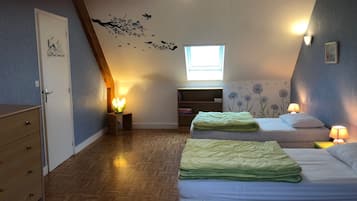 3 bedrooms, desk, iron/ironing board, free WiFi