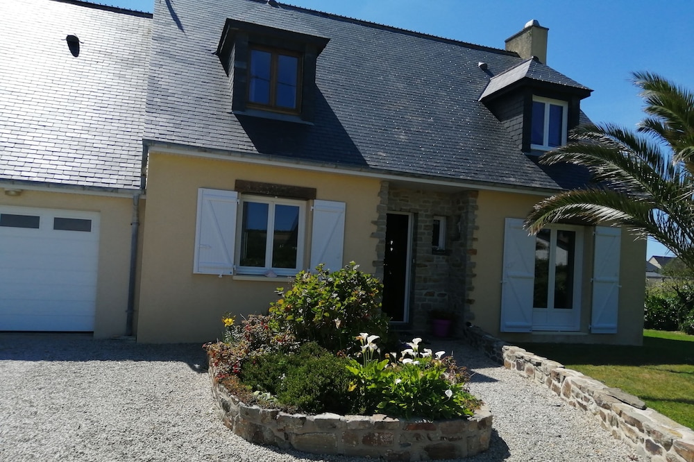 Pavilion located 250 meters from the beach and 1 km from local shops.