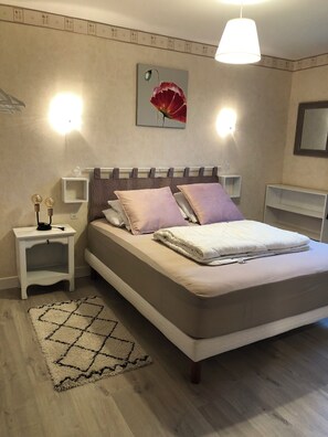 3 bedrooms, desk, iron/ironing board, free WiFi