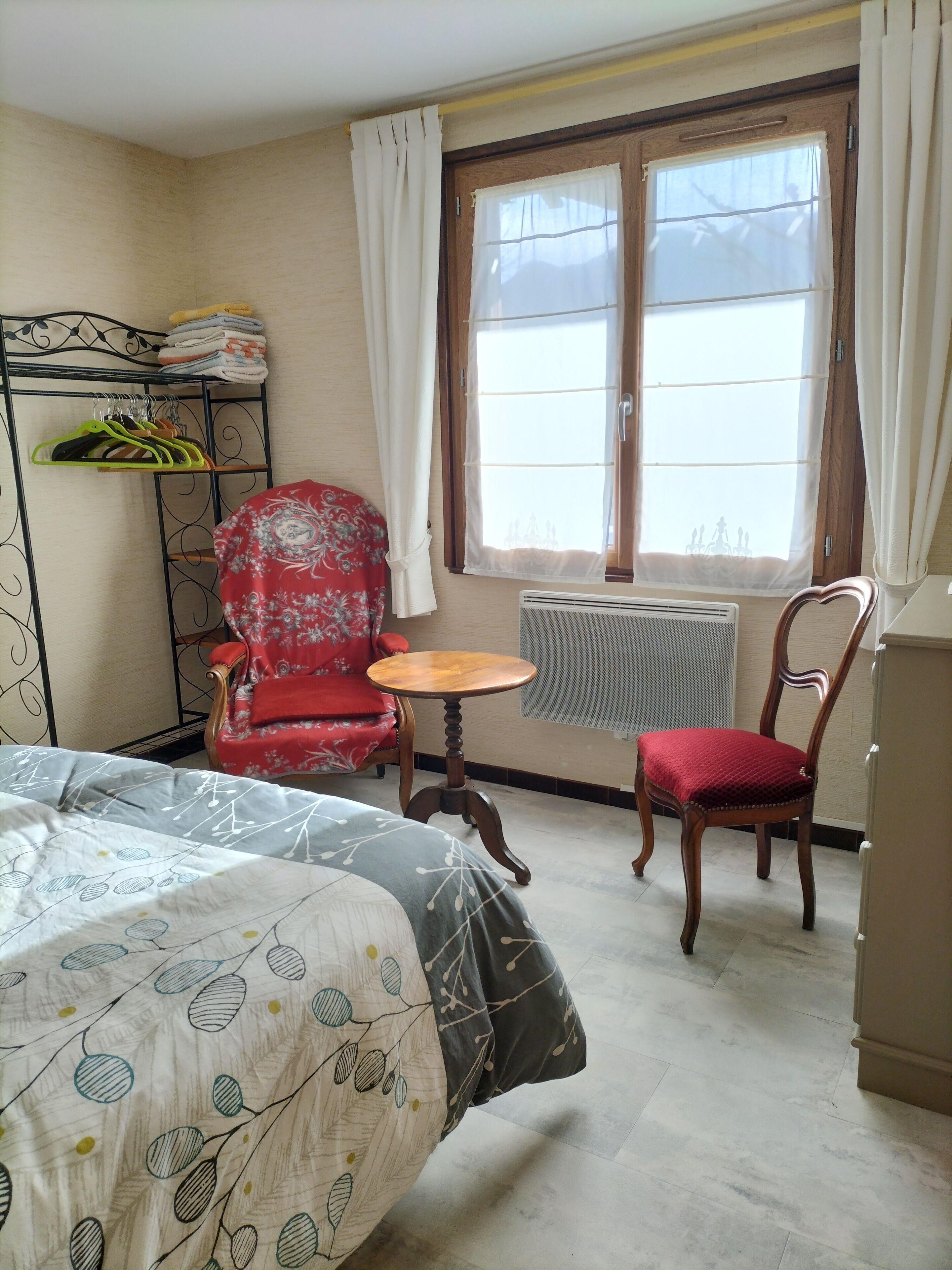 1 habitación, tabla de planchar con plancha y cuna de viaje 