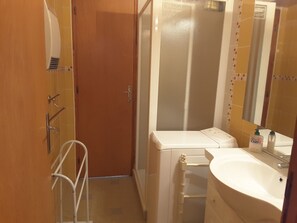 Douche, sĂšche-cheveux, serviettes fournies
