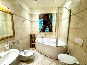 Badewanne, Haartrockner, Handtücher, Seife