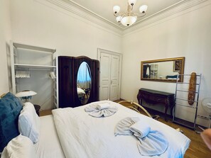 2 makuuhuonetta, työpöytä, silitysrauta/-lauta, ilmainen Wi-Fi