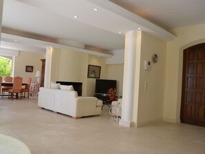 Fernseher, Kamin, DVD-Player