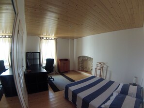 2 quartos, ferros/tábuas de passar roupa, Wi-Fi, roupa de cama
