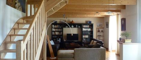 Fernseher, Bücher, Stereoanlage