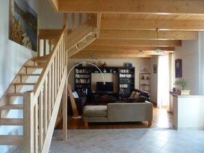 Fernseher, Bücher, Stereoanlage