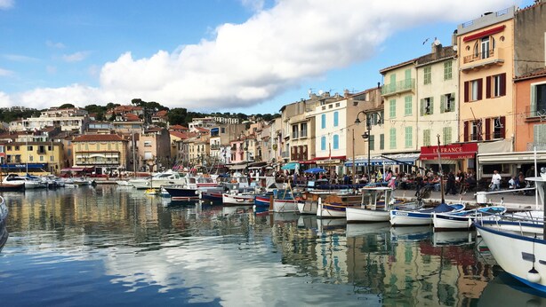 A harbor with boats docked, buildings with shops, and a clear sky. - Cassis Large studio, Terrace, village and beach on foot, private parking in Provence (Cassis)