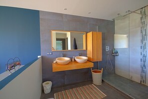 Bathtub, towels