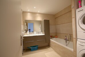 Bathtub, towels