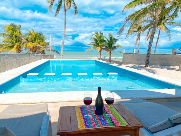 A pool with a view of the ocean, surrounded by palm trees. - Summer and Fall Dates Available! (Cuburna, Progreso)
