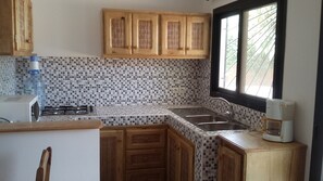 Kühlschrank, Mikrowelle, Herdplatte, Wasserkocher mit Kaffee-/Teezubehör