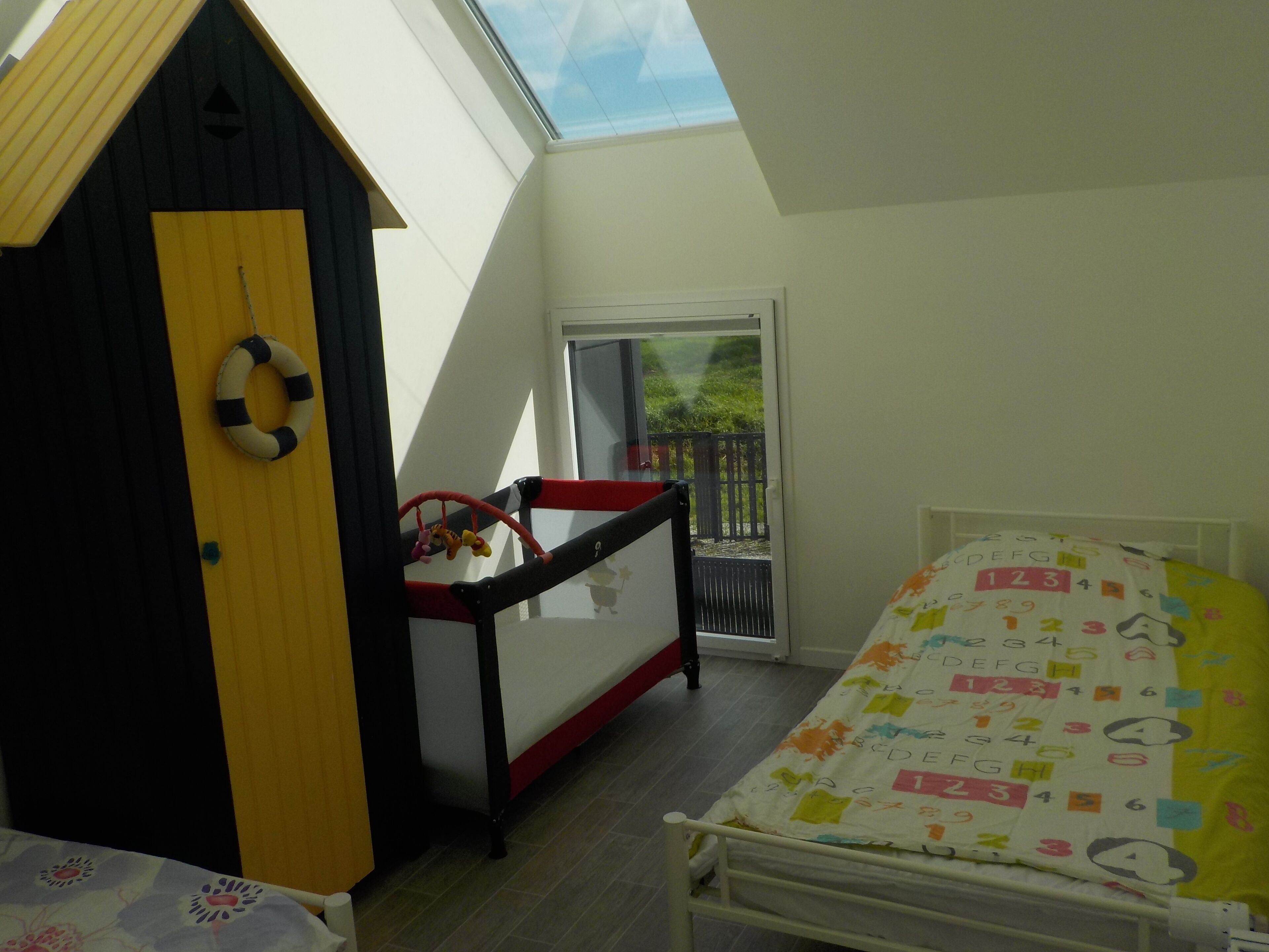 STAY BETWEEN LAND AND SEA