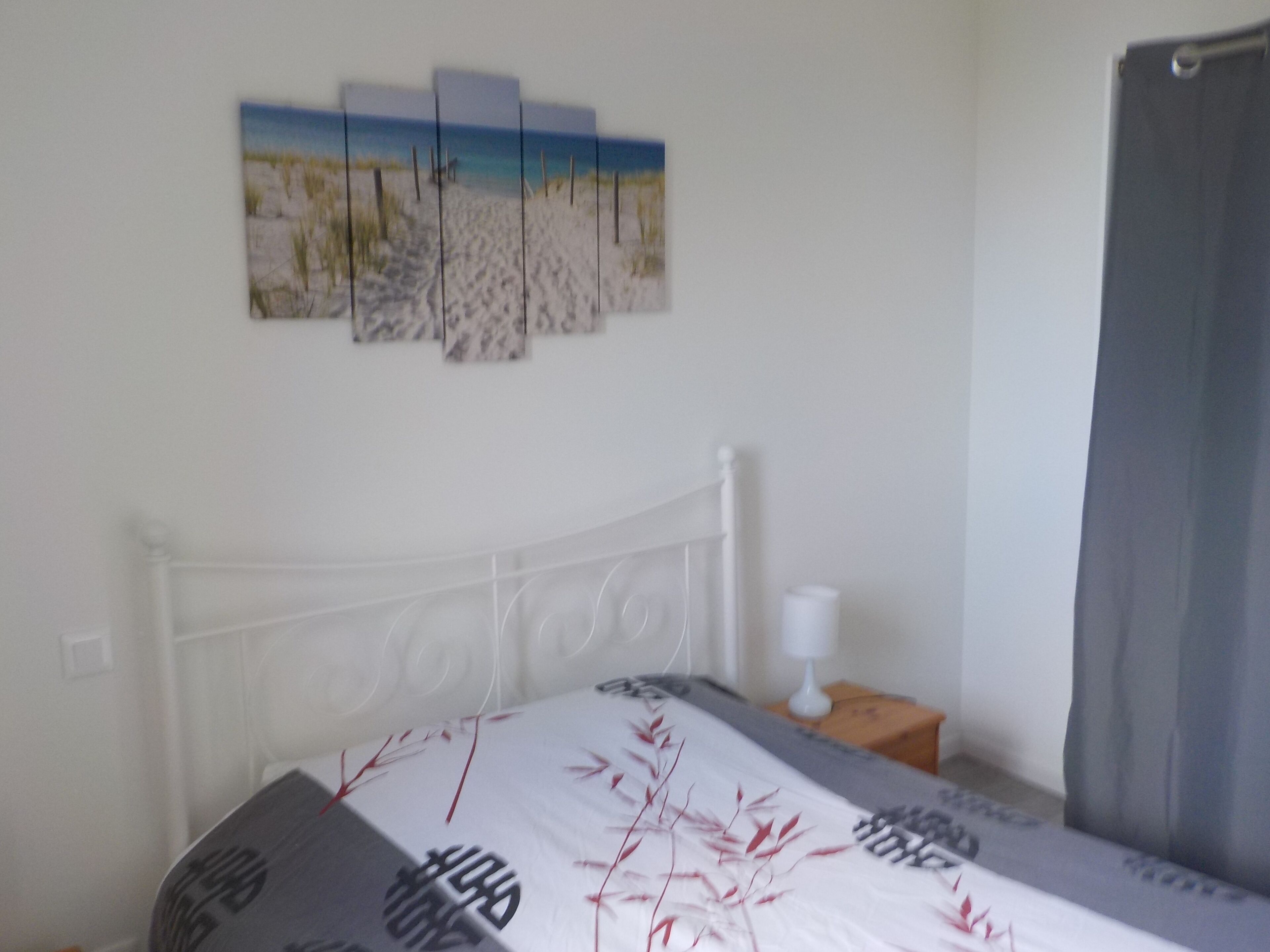 STAY BETWEEN LAND AND SEA