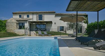 Mas isolé, piscine privée clÎturée, Provence, ArdÚche, 30 km UzÚs Avignon