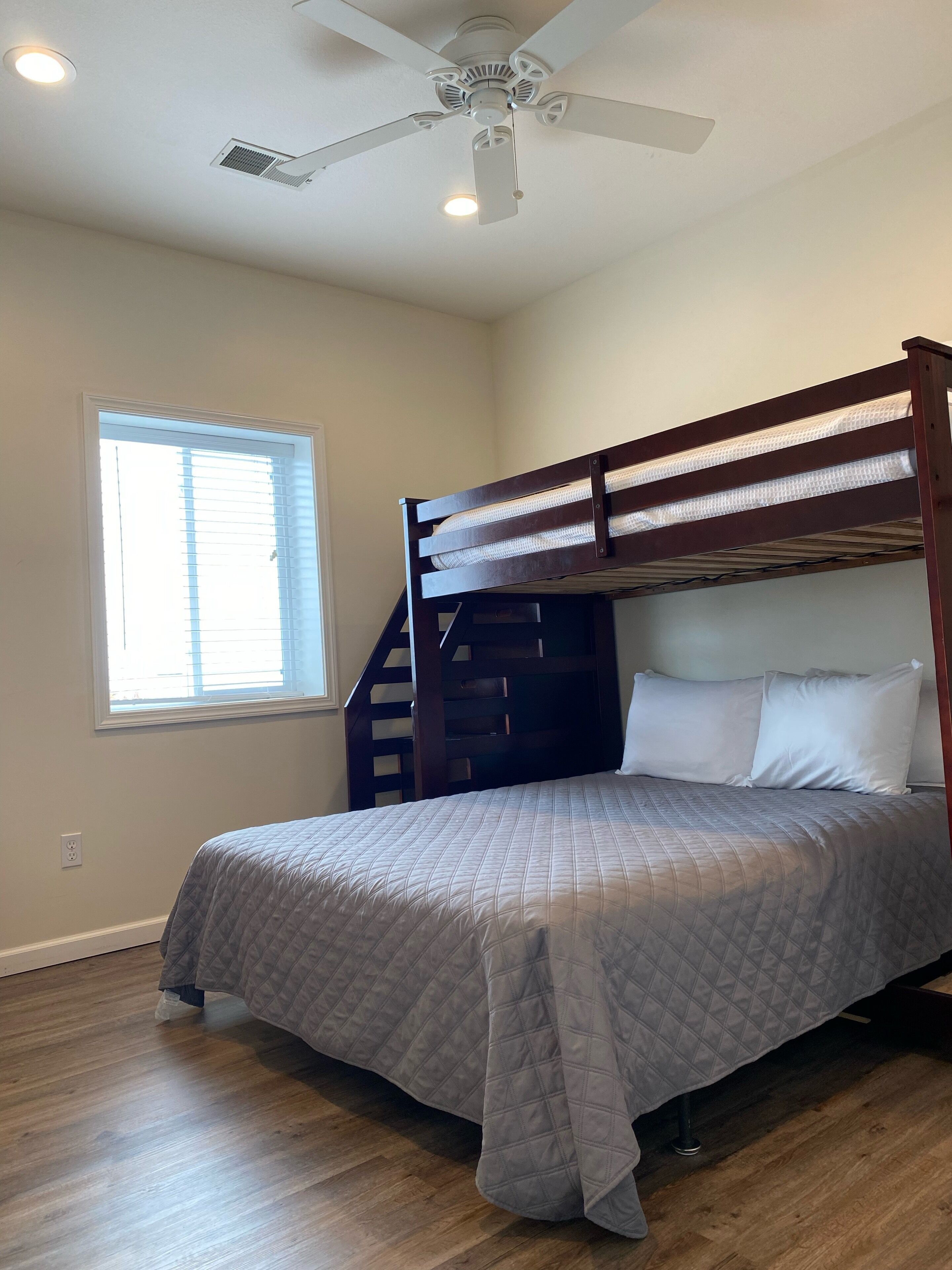 #B - 1 of 4 Waterfront Rental Units - Clean, Safe & Small Complex (Sleeps 8-32)