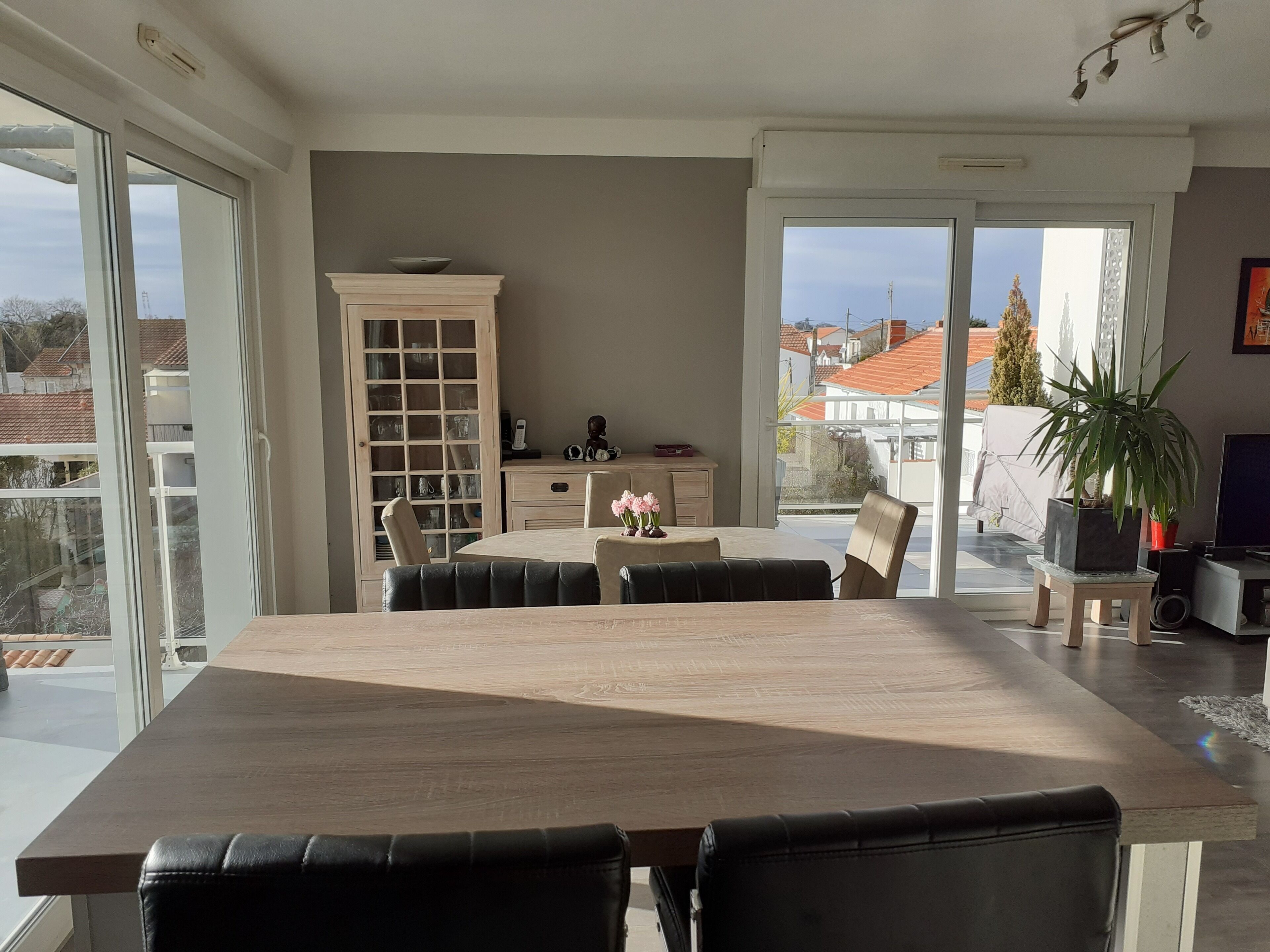 Nice flat T3 of 72 m redone has nine with a glimpse sea, very nice.