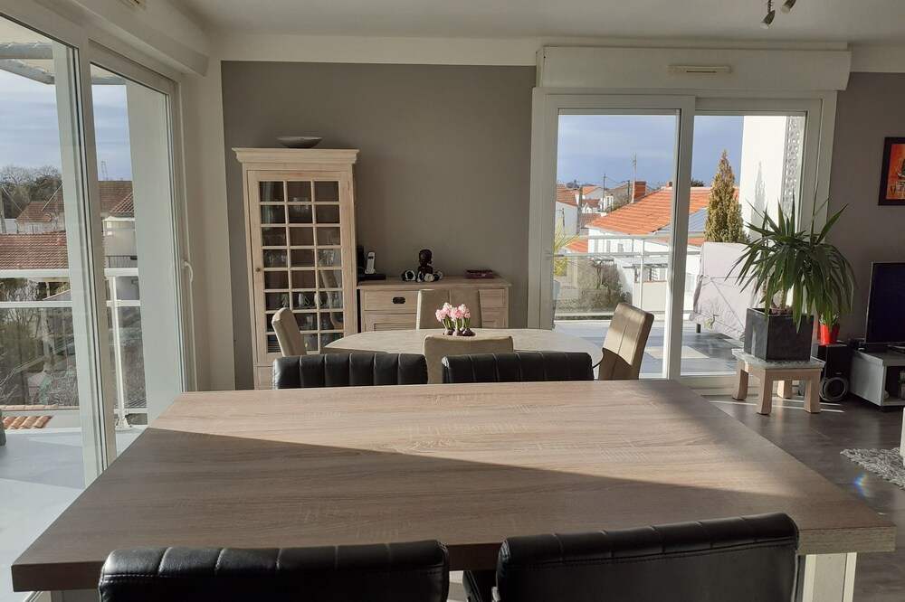 Nice flat T3 of 72 m redone has nine with a glimpse sea, very nice.