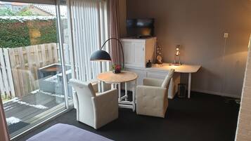 Neljän hengen perhehuone, terassi | Oleskelualue | Älytelevisio