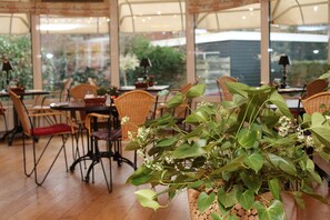 朝食、ディナーに営業