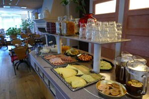 Daily buffet breakfast for a fee - Hotel Brasserie Den Burg (Den Burg)