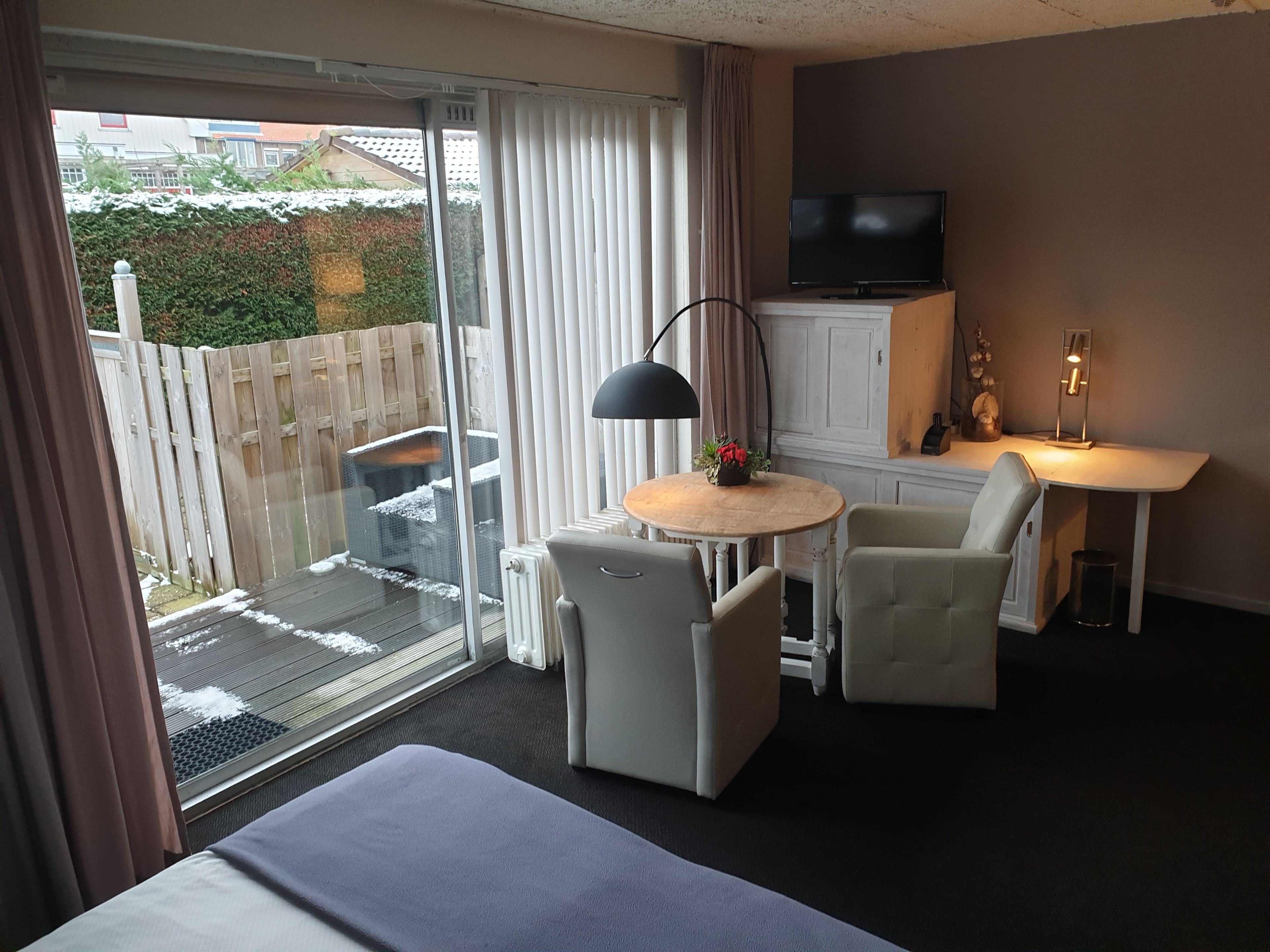 Neljän hengen perhehuone, terassi | Oleskelualue | Älytelevisio