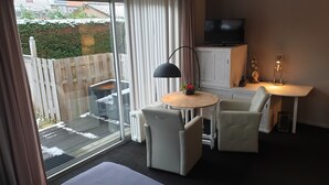 Family Quadruple Room, Terrace | Living area - Hotel Brasserie Den Burg (Den Burg)
