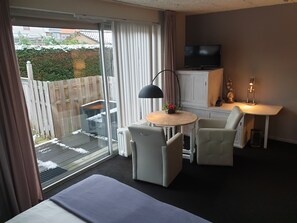 ファミリー 4 人部屋 テラス | リビング エリア | スマートテレビ