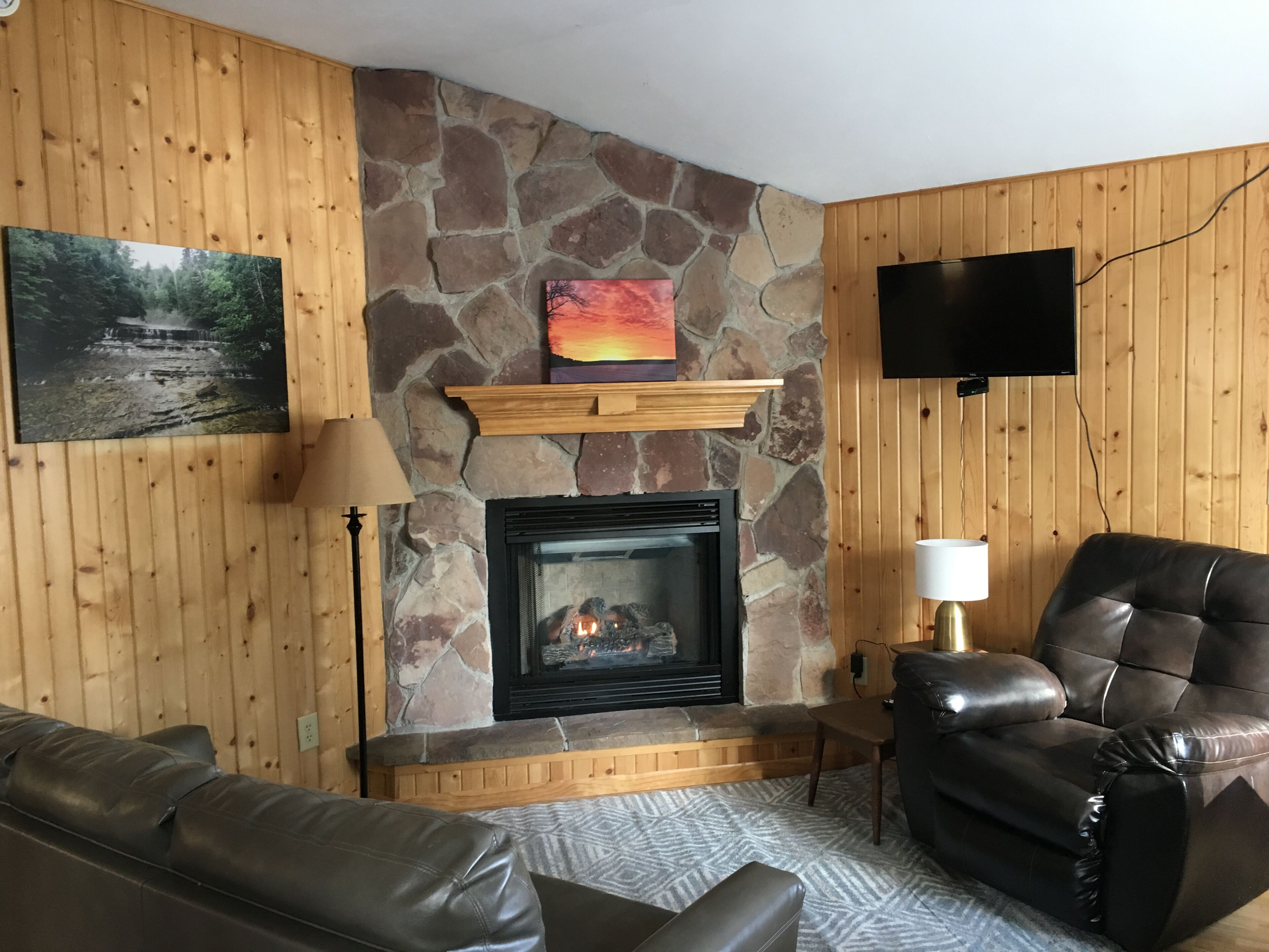Cozy cabin in the Northwoods at AuTrain Lake! Fireplace, close to pictured rocks