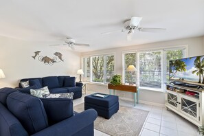 Smart TV, DVD player, books - SeaPines, Pet friendly, Walk to the Beach Club, Awesome On-site Pool, Updated (hilton head)