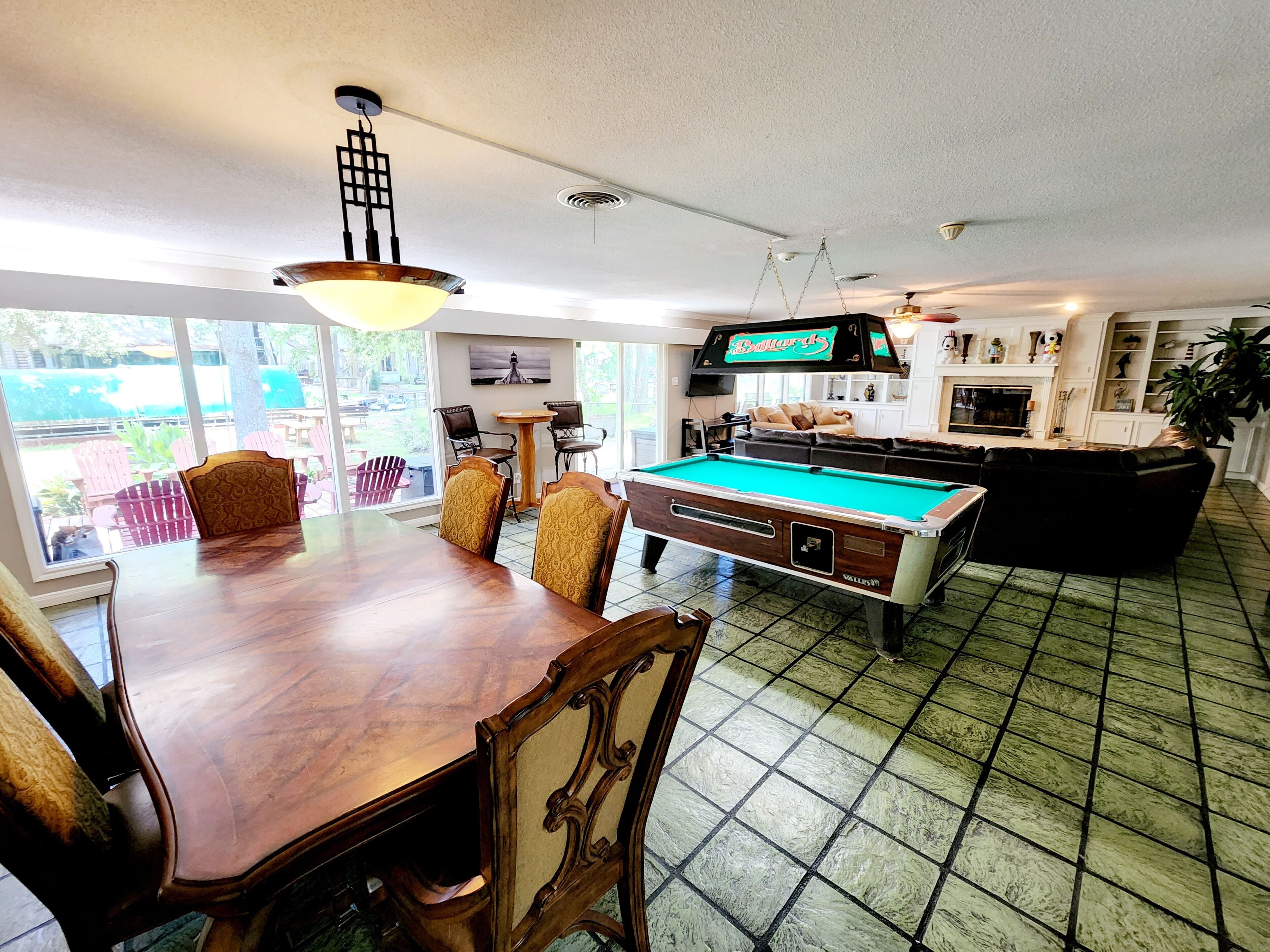 Nice Waterfront 3,000 sq ft house great for fishing! Very Convenient location! 