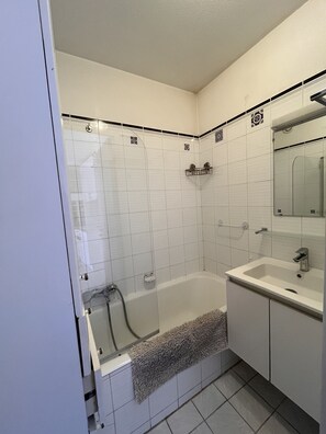 Combined shower/tub, hair dryer, toilet paper